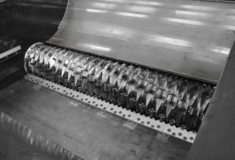 Blick in den Schneidraum eines WEIMA Zerkleinerers mit V Rotor