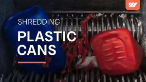 Schreddern von Plastikcontainern