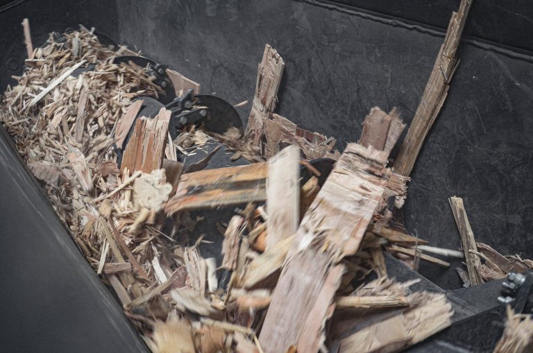 zerkleinerte Europaletten im Trichter eines Zerkleinerers