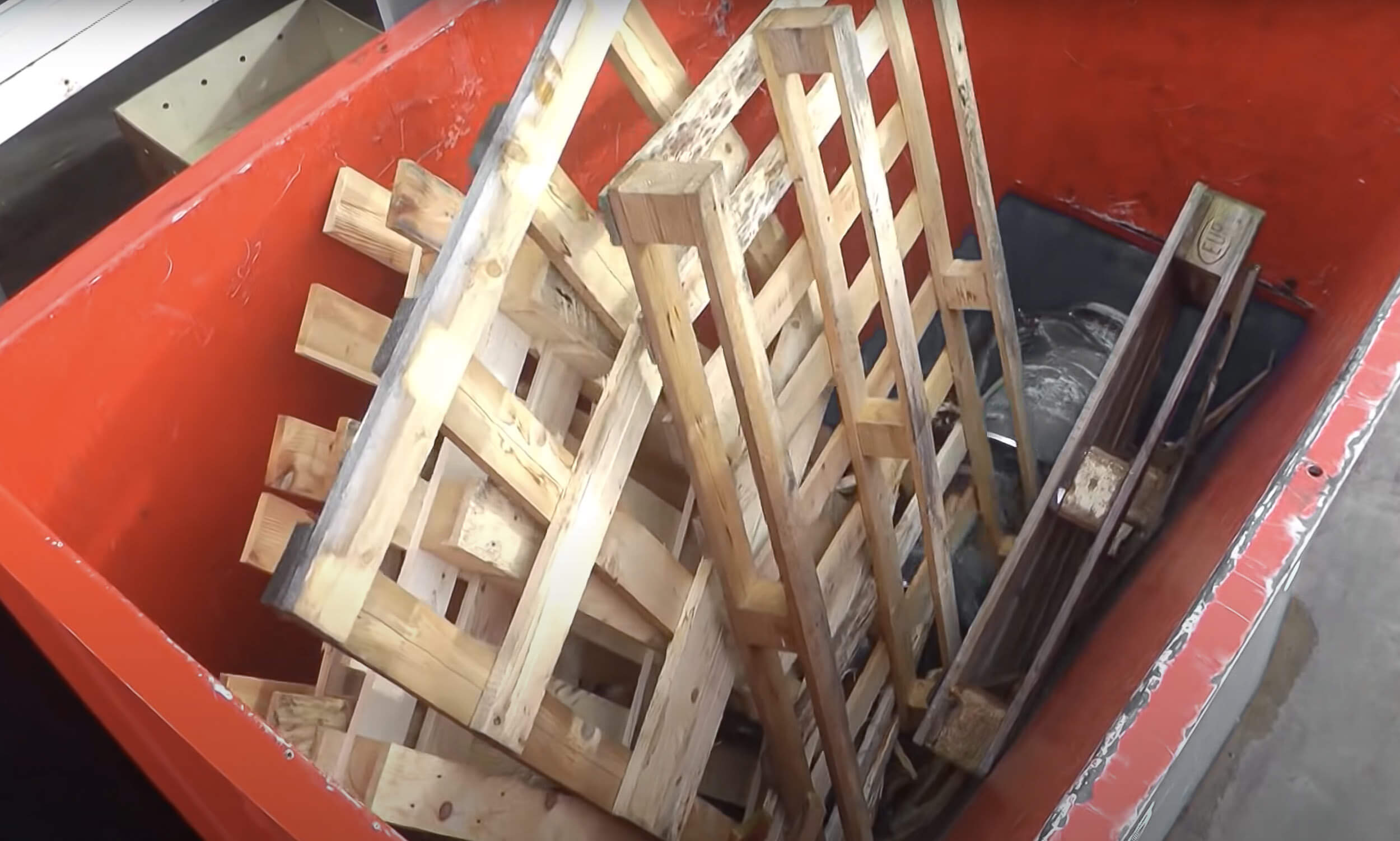 Europaletten werden geschreddert