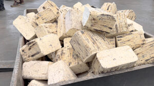 PU Schaum Briketts von einer WEIMA TH 1200 Brikettprese in einer Box