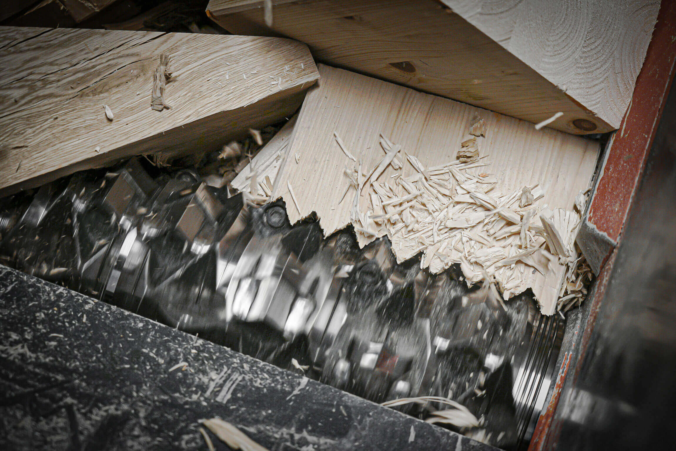 WEIMA Schredder zerkleinert starkes Holz