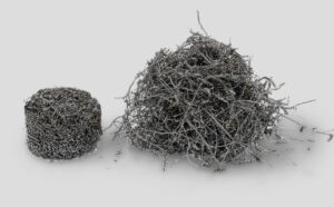 Metallspäne Pressling neben Metallspäne