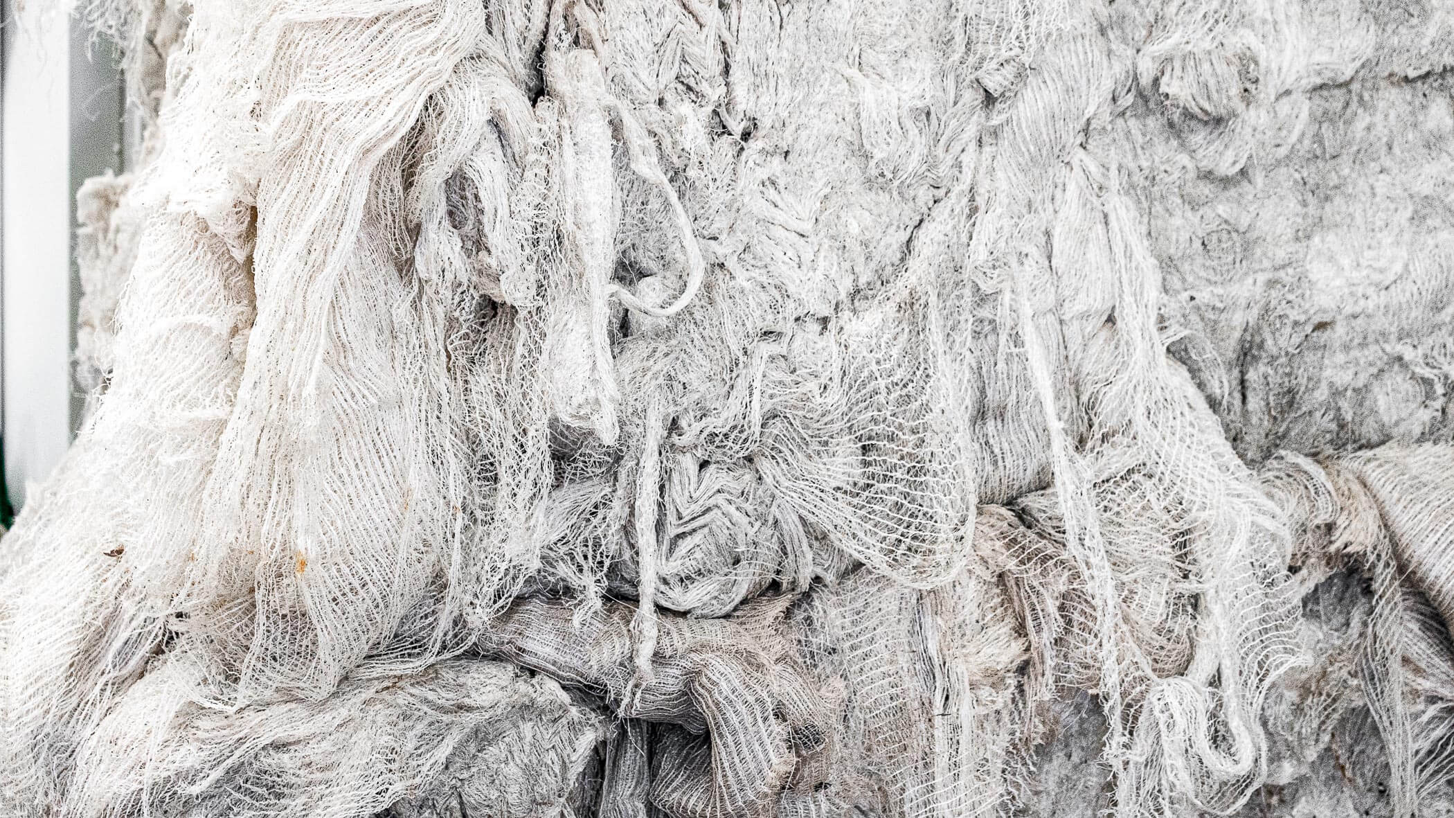 Alte Fischernetze in ballen gesammelt