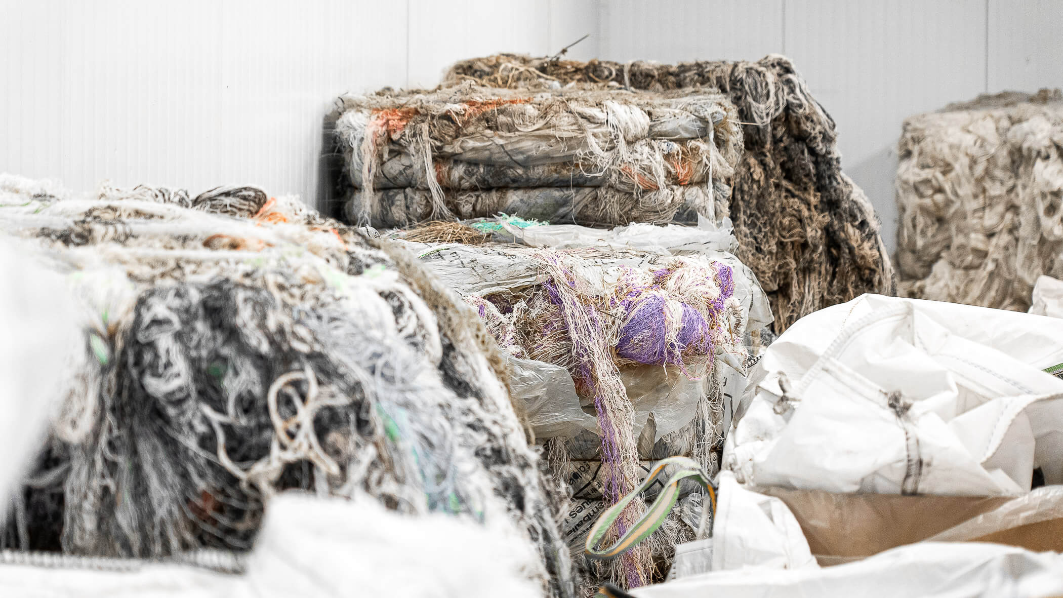 Zu Ballen verpresste Ghost Nets vor dem Shreddern