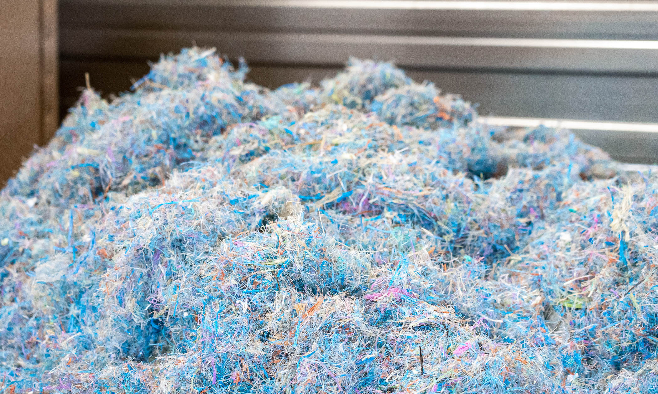 Großer Haufen mit geshredderten Netzen aus der Fischerei