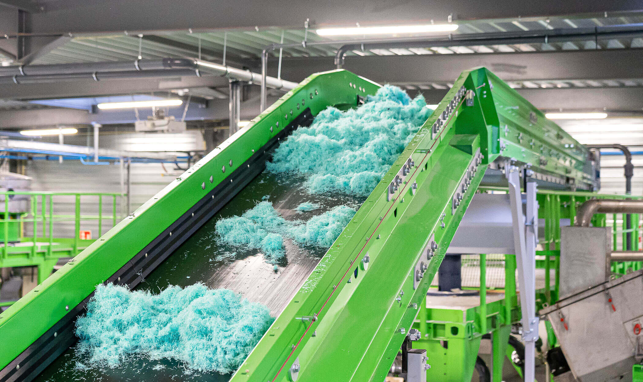 Geshredderte Netze und Seile auf einem Förderband