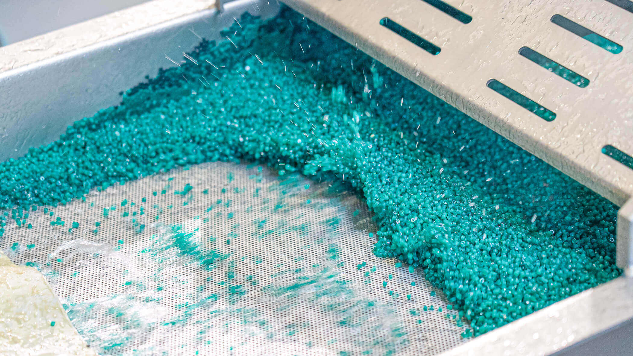 Frisch produziertes Granulat aus recycelten Fischernetzen