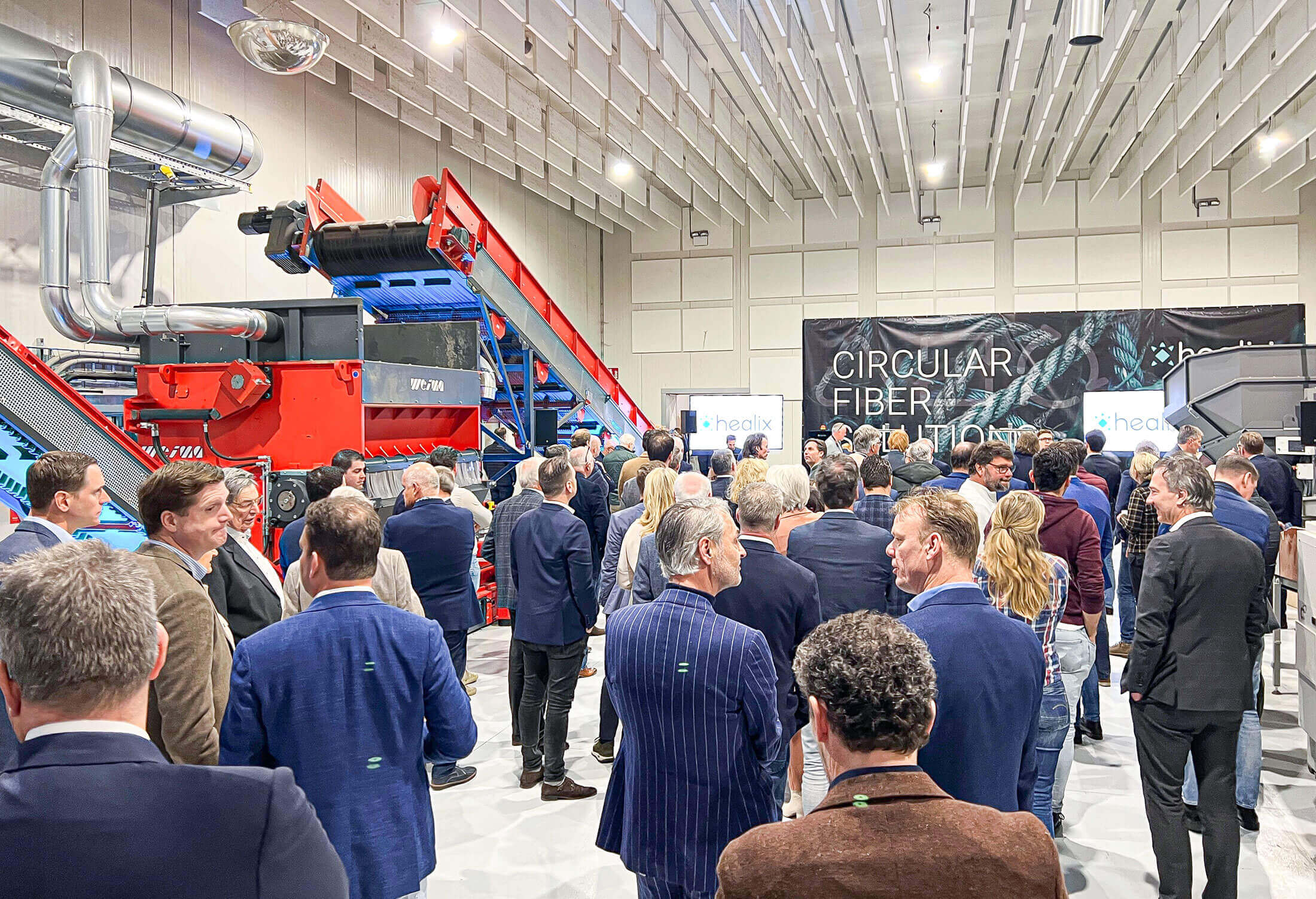 WEIMA Shredder bei Healix Eröffnung mit vielen Besuchern