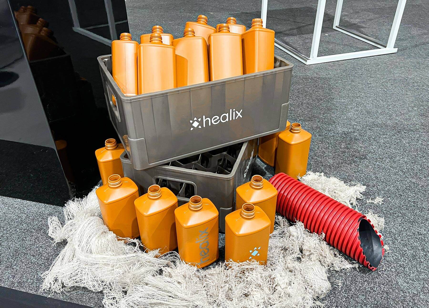 Orangefarbene Kunststoffflaschen aus wiederverwertetem Plastik