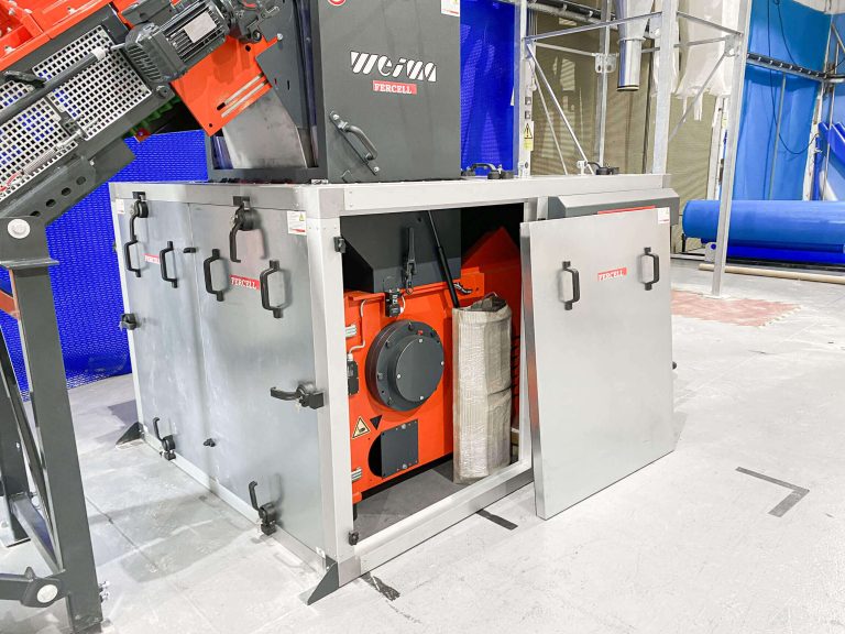 Demontierte Anti Lärm Umhausung Box mit Blick hinein zur Schneidmühle von WEIMA