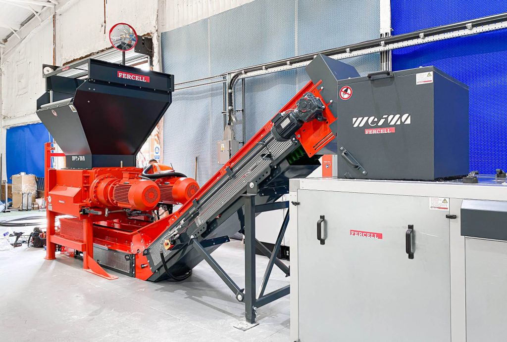 zm shredder und wnz granulator bei plastipack in produktionshalle