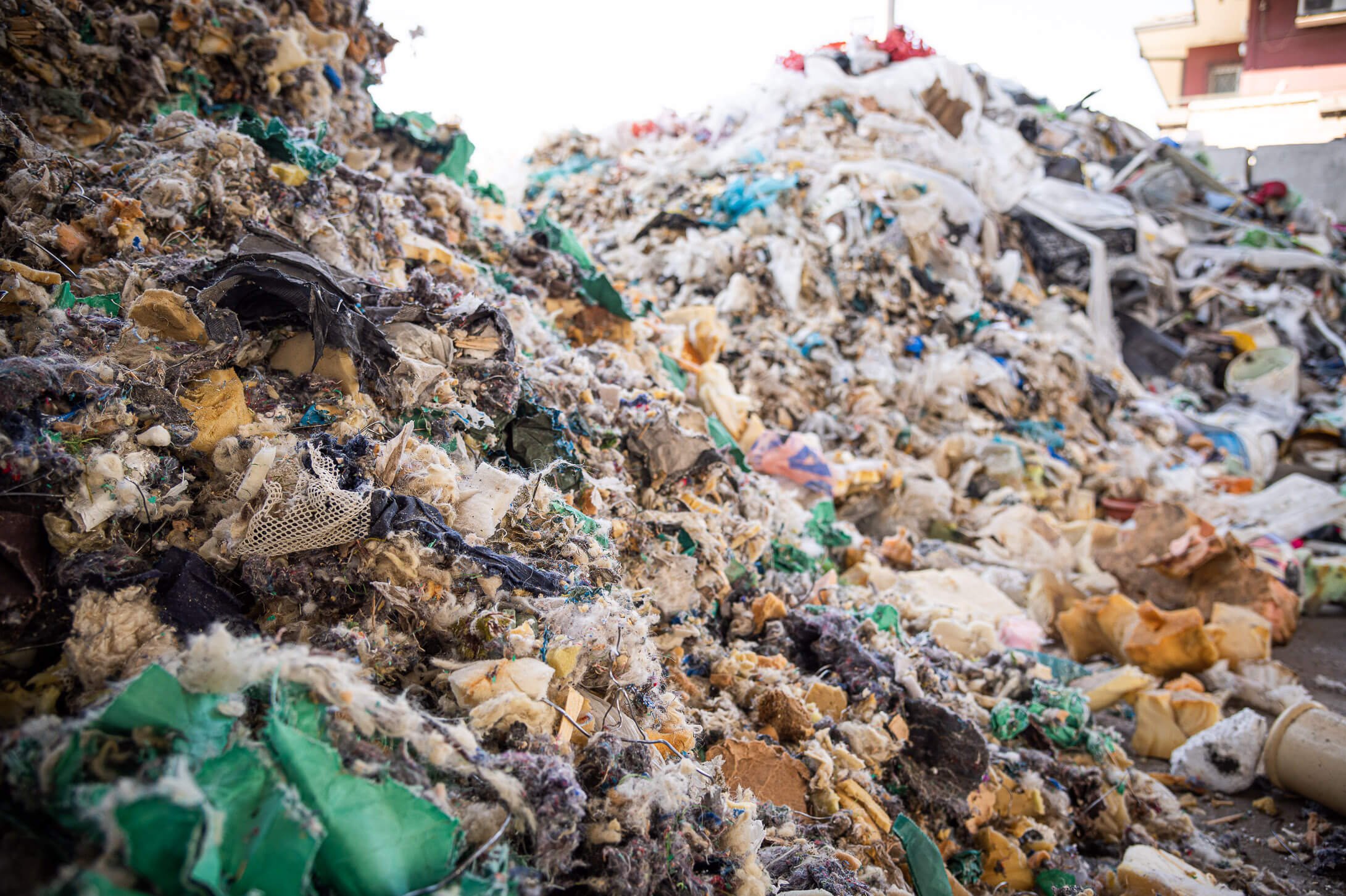 geshredderter siedlungsabfall auf einem haufen