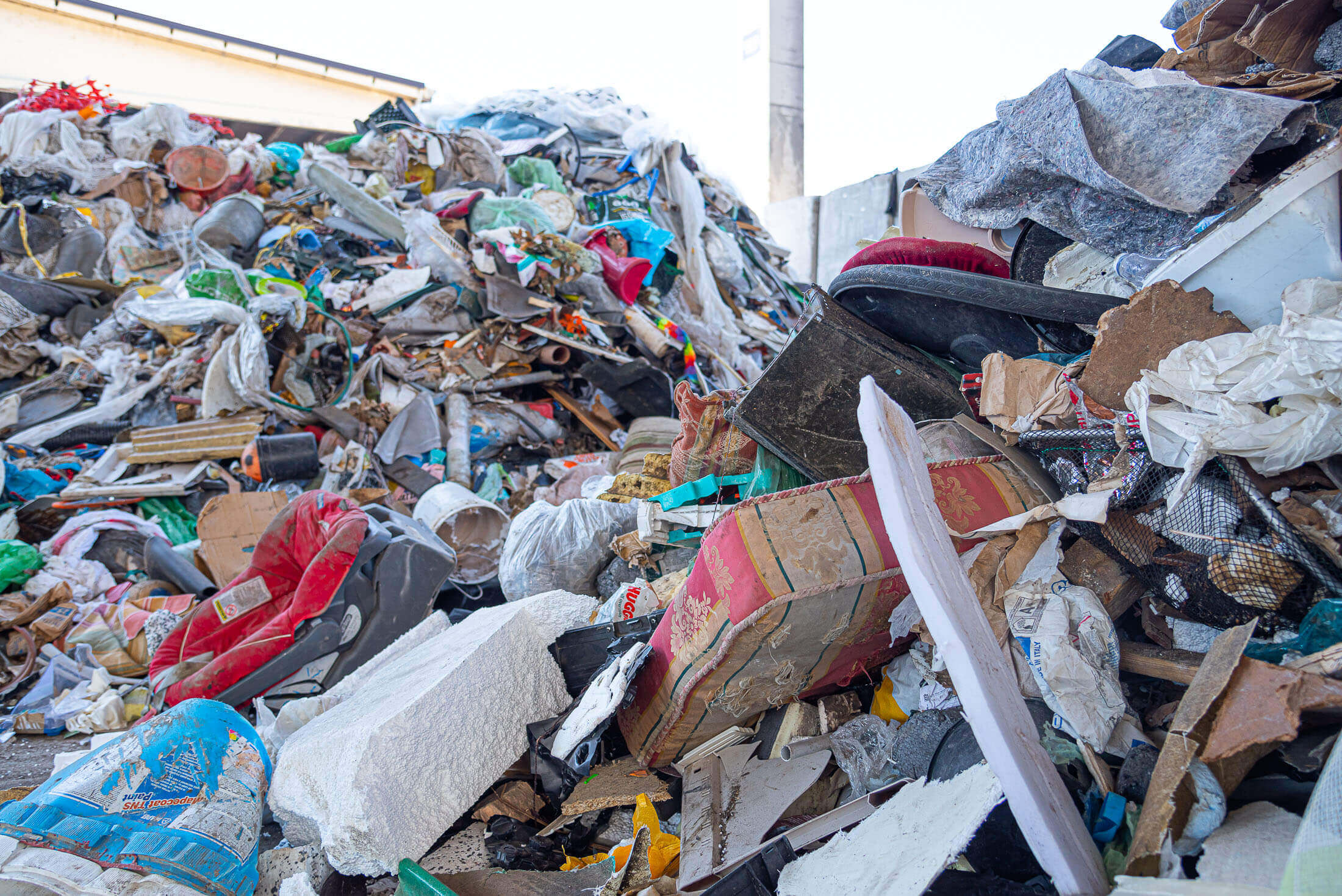 abfallberg mit sperrmüll und hausmüll