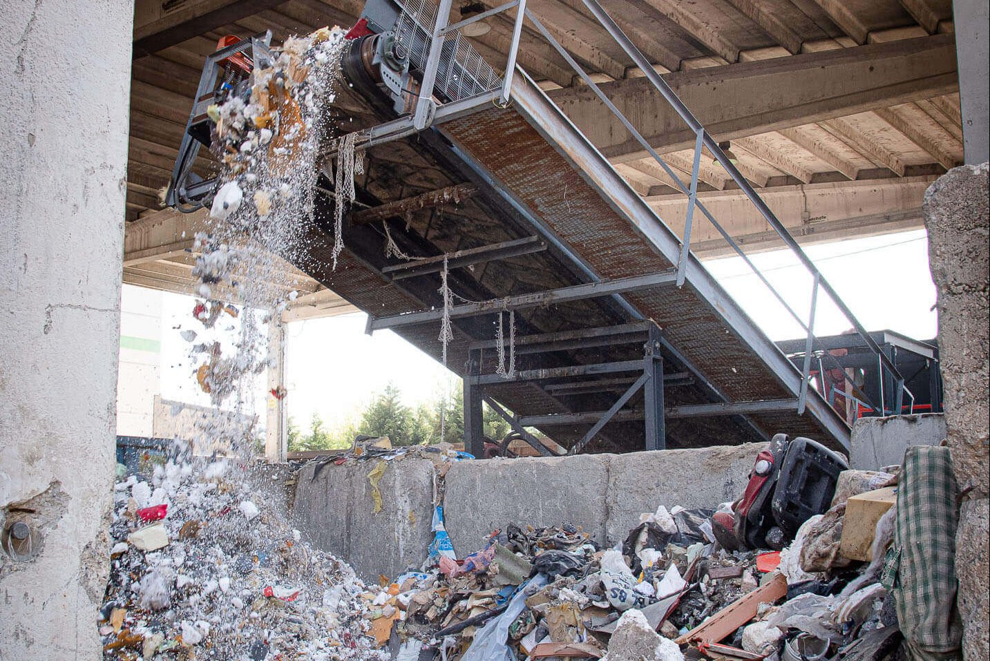 Förderband mit zerkleinertem Abfall