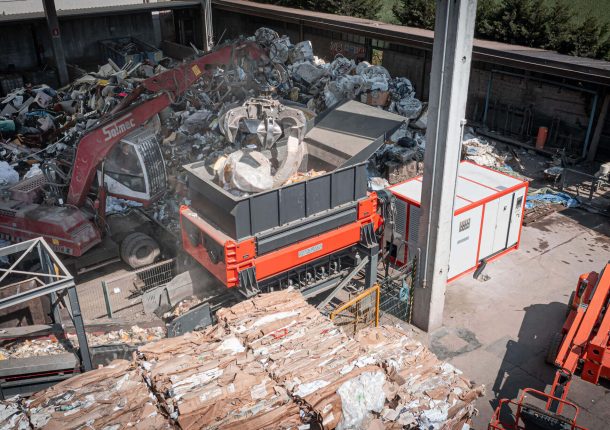 weima m8.28 shredder mit aufgabekran und sperrmüll in brescia italien