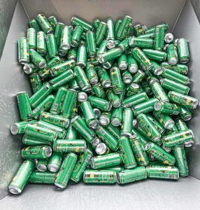 grüne oettinger bierdosen in einem edelstahl container