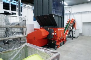 Production hall with production scrap and the WEIMA single-shaft shredder