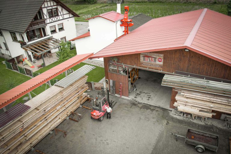 Luftaufnahme mit Bernd Kreutner vor seiner Zimmerei neben dem Wohnhaus