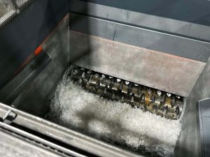Blick in den Schneidraum samt Rotor des WEIMA Shredders bei EcoFib