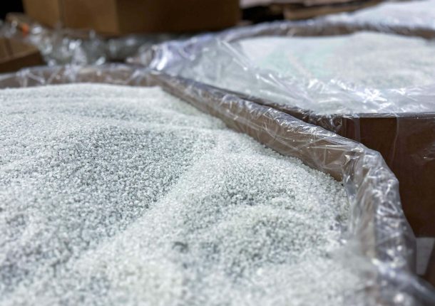 Oktabin gefüllt mit hellem transparenten Regranulat