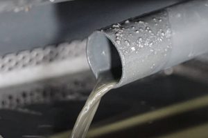 Kühlmittel fließt aus einem Metallrohr