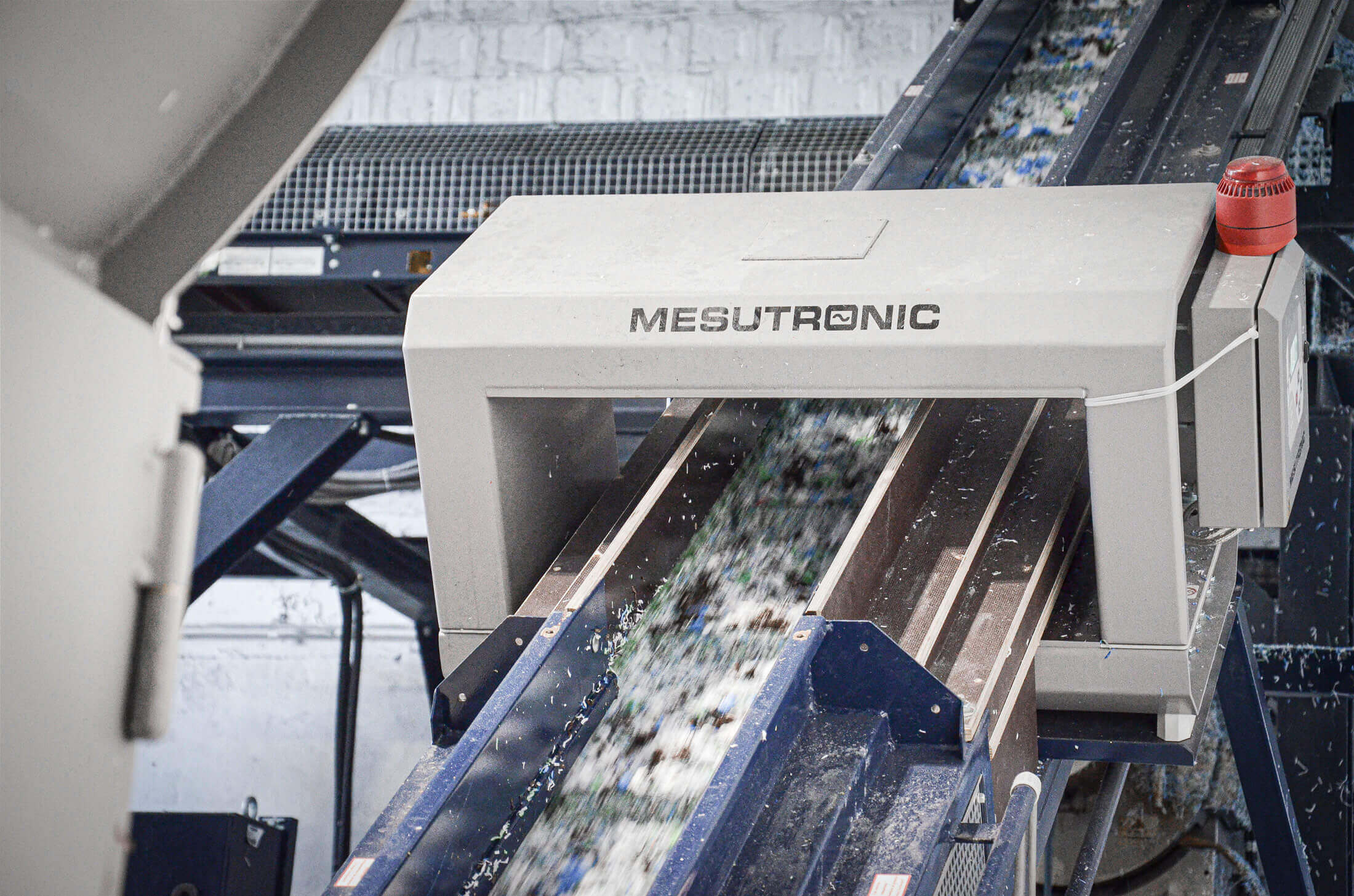 metal detection magnet on top of a shredder infeed conveyor
