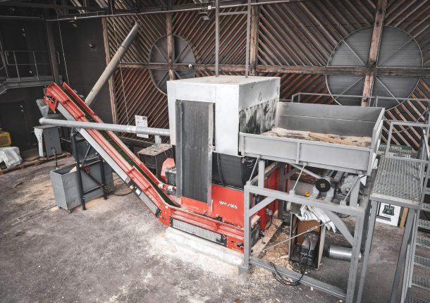 Ein orangener WEIMA WLK 1500 Shredder bei Klobouchka lesni in Tschechien