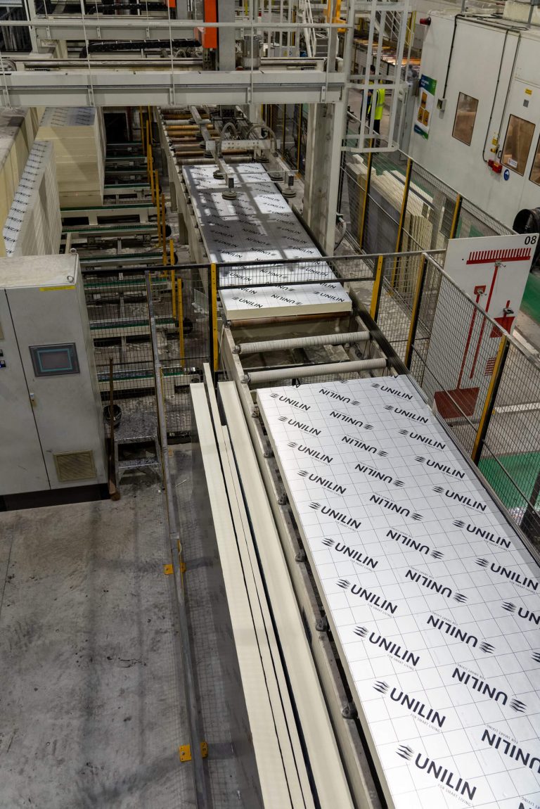 Produktion von Dämmplatten aus PU-Schaum bei UNILIN