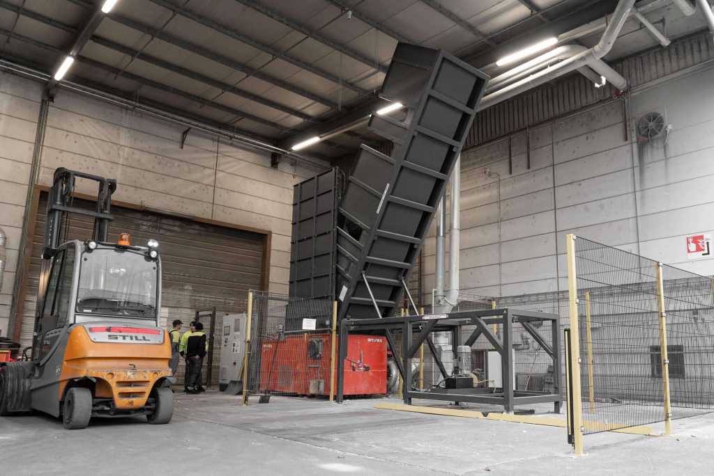 WEIMA WLK 1500 mit geschlossenem Kipptisch bei UNILIN Insulation