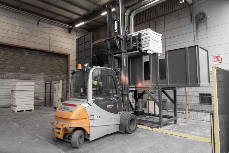 Gabelstapler führt Dämmplatten Abfälle dem WEIMA WLK 1500 Shredder zu