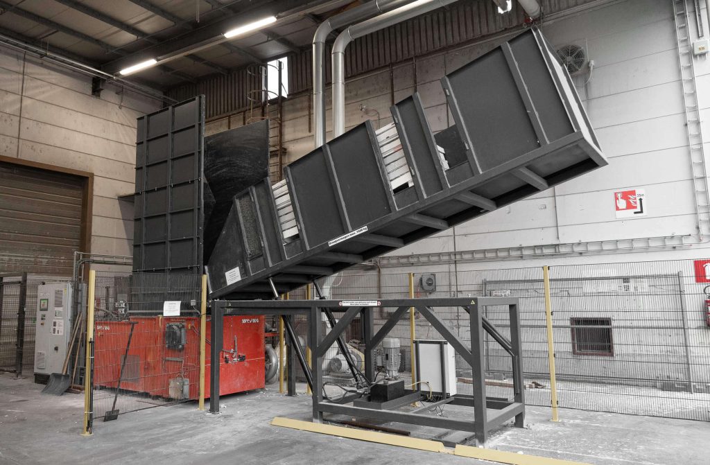 Kipptisch des WEIMA WLK 1500 bei UNILIN wird hydraulisch angehoben