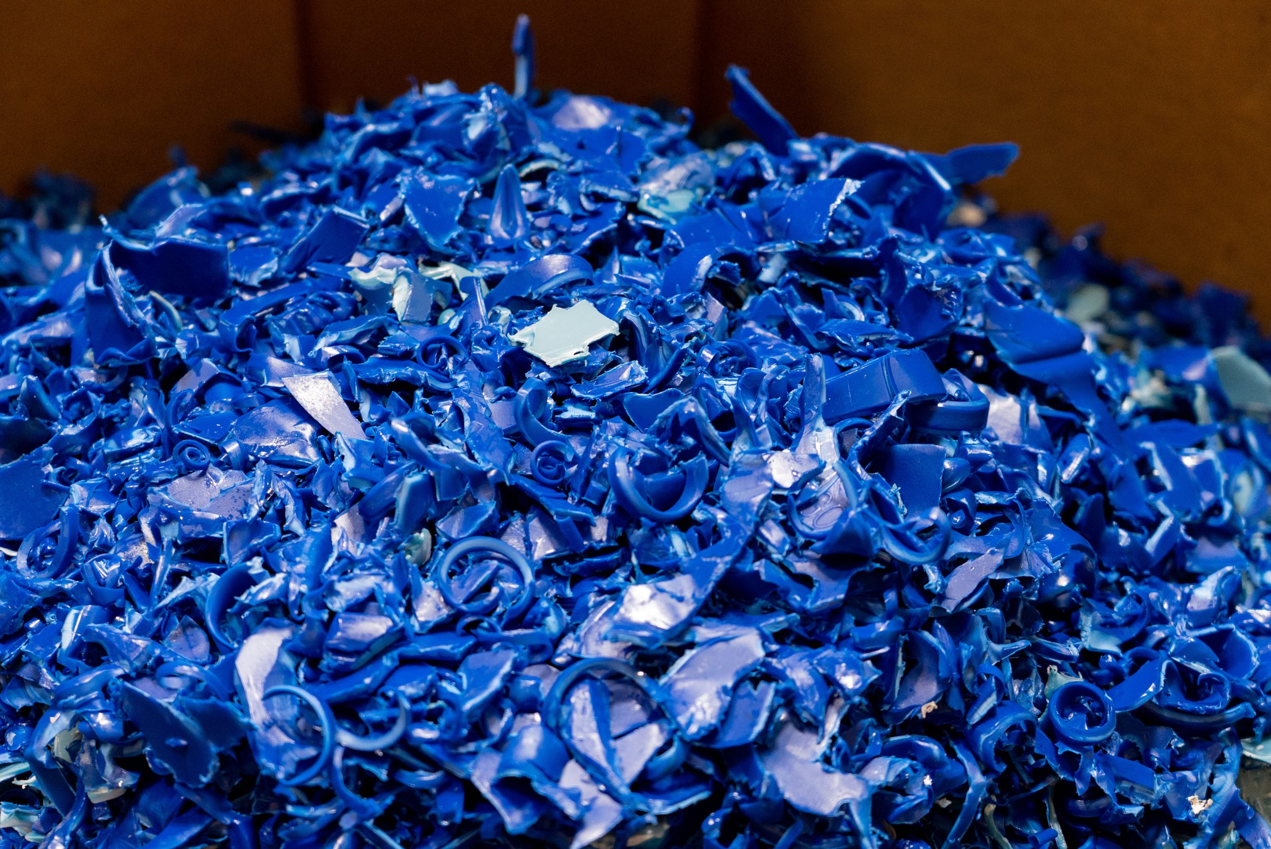 Zerkleinerte blaue PP-Kunststoff-Fässer bei doTERRA