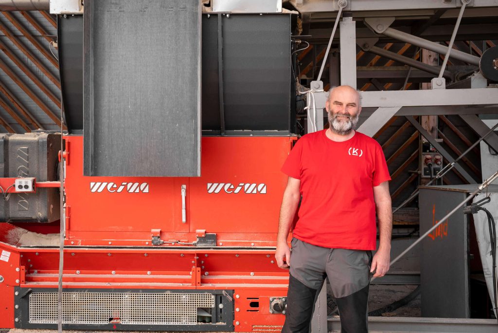 A man standing in front of a WEIMA WLK 1500 shredder
