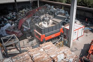 WEIMA M8.28 Vorzerkleinerer umringt von Müllbergen