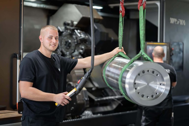 CNC machining of a shredder rotor with WEIMA employee