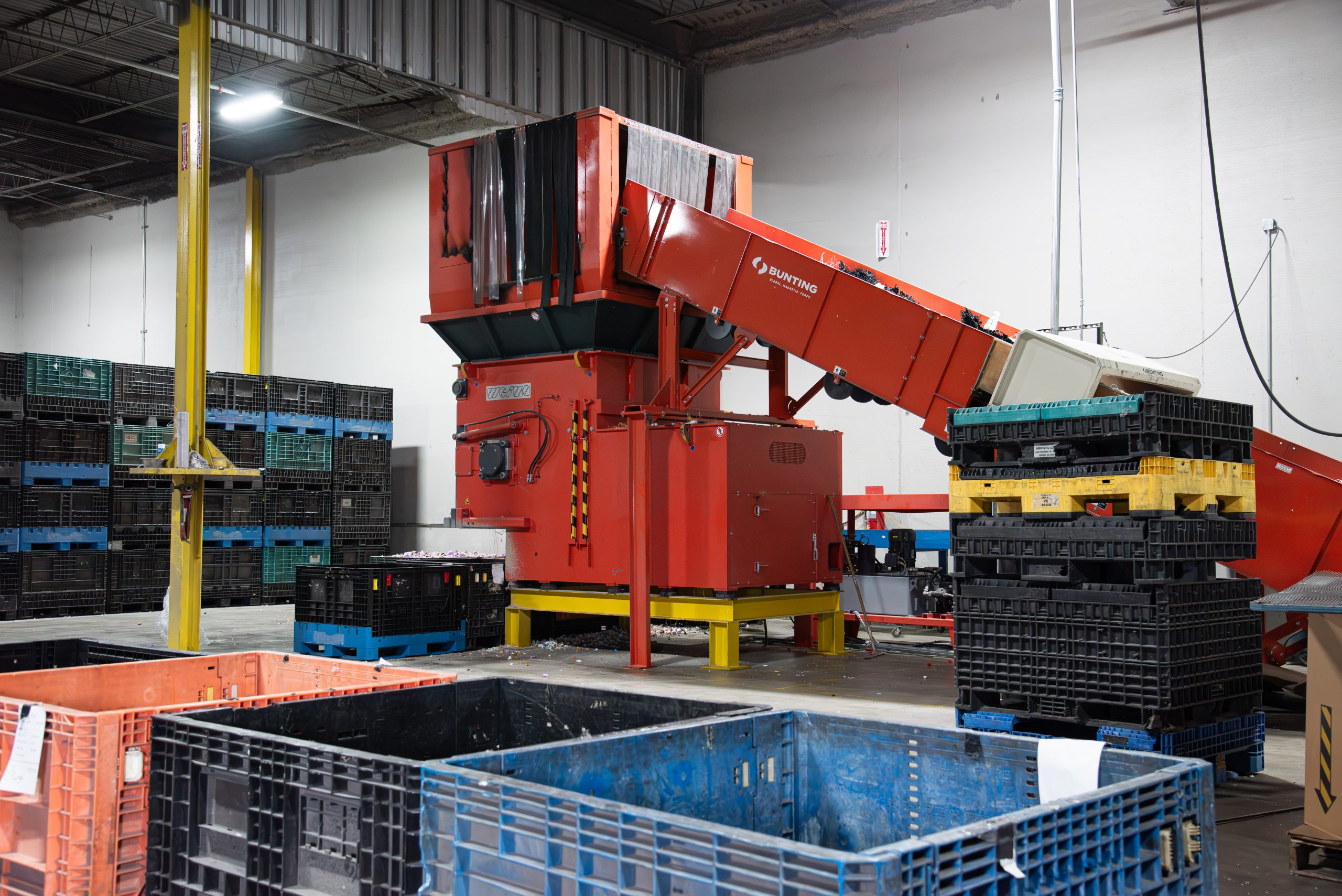 WEIMA Shredder zusammen mit einem verlängerten Trichter und Förderband rechts