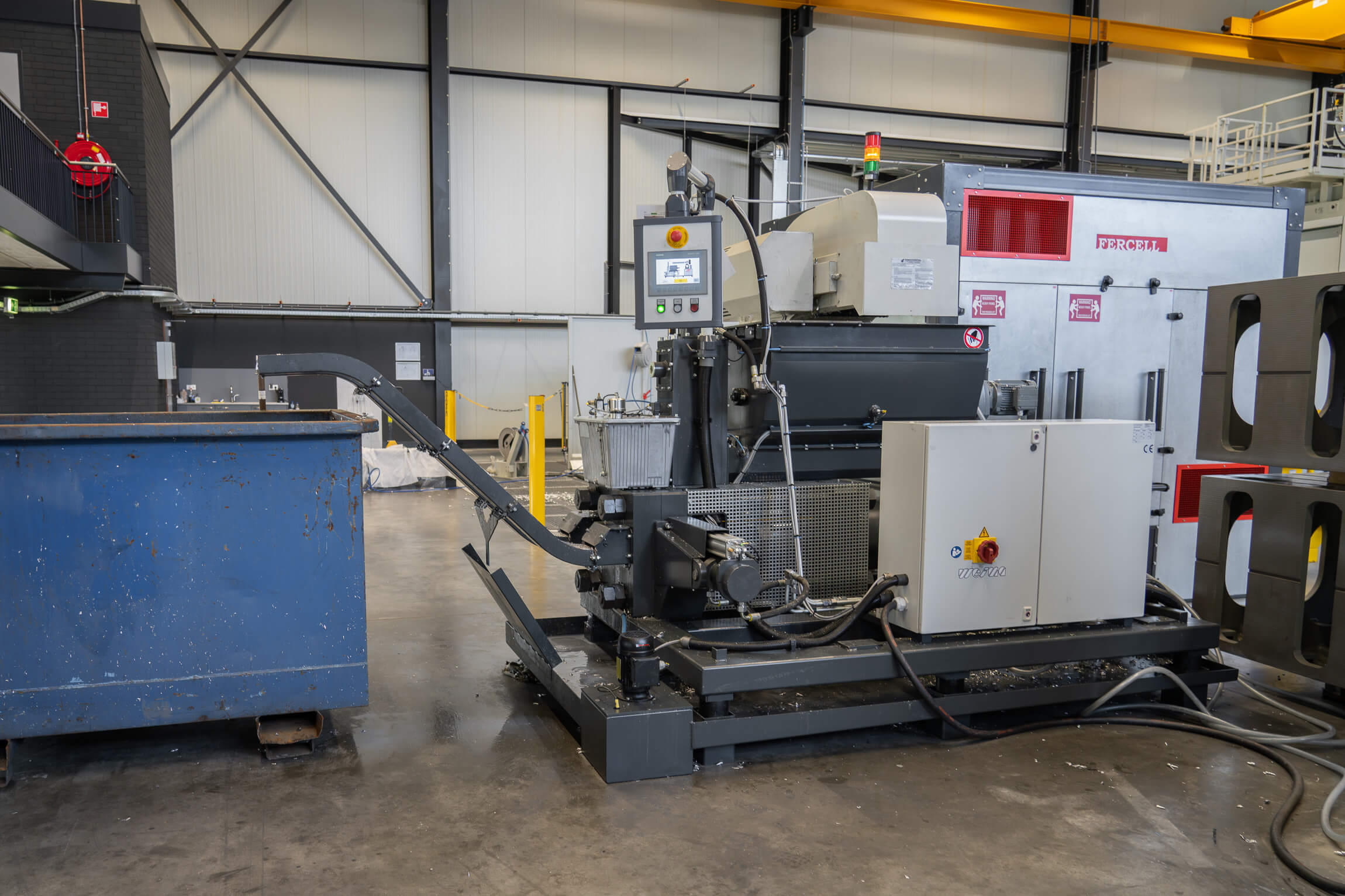 Die WEIMA TH 1500 Presse steht in einer Industriehalle