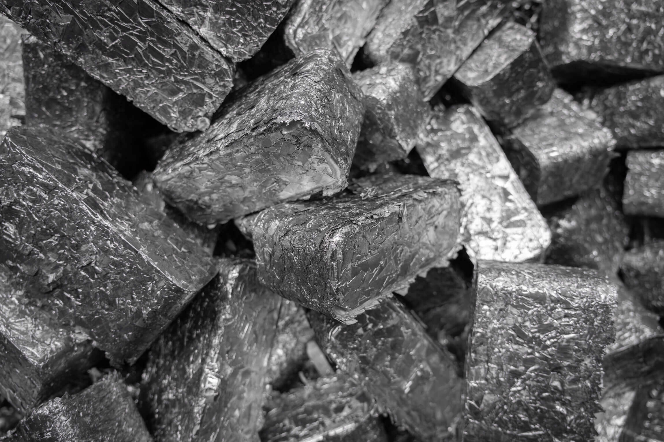 Ein Berg mit silbernen Aluminiumbriketts aus der TH 1500