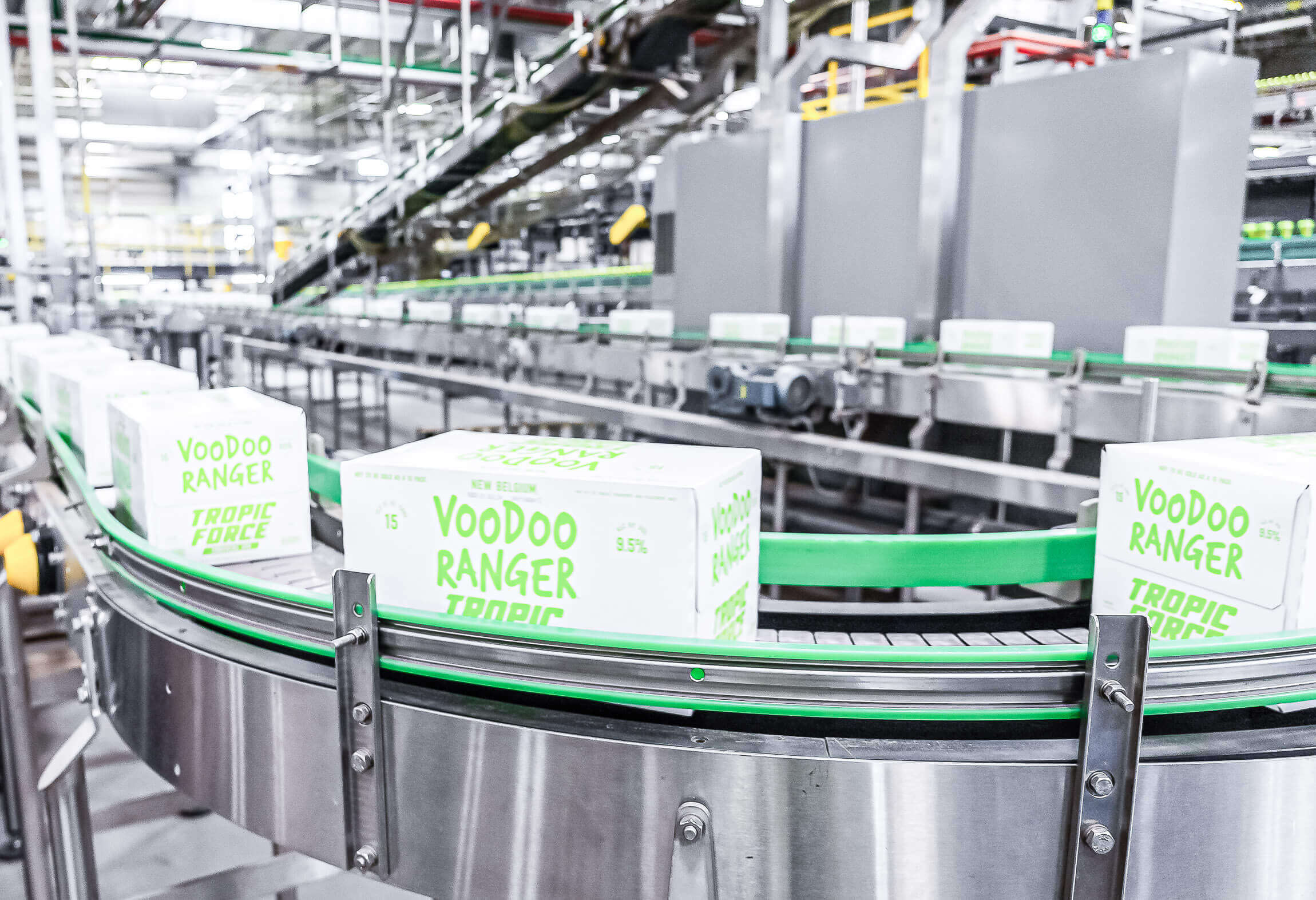 Pakete mit Voodoo Ranger Bier in der Produktionshalle