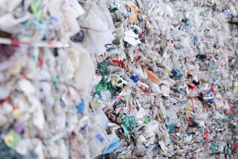 Eine Menge bunter Post-Consumer Kunststoff mit unscharfen Vordergrund