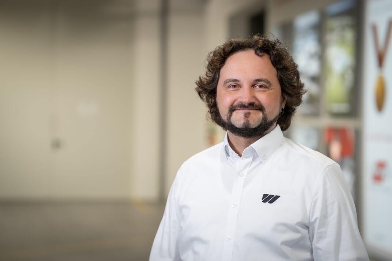 ein WEIMA Mitarbeiter lächelt in die Kamera