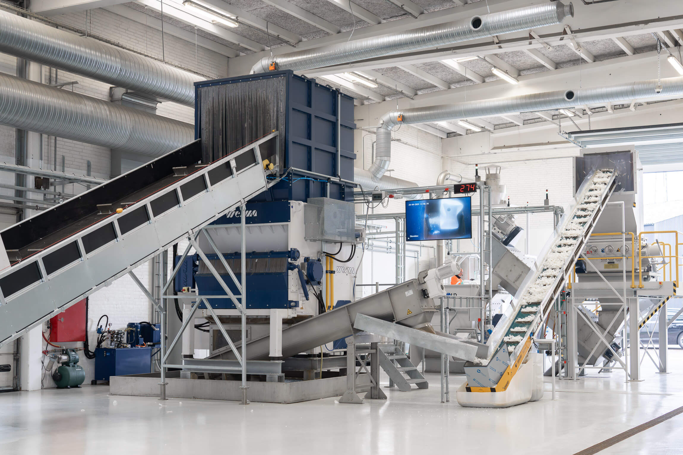 Ein WEIMA Shredder W5.18 in einer Halle auf dem Dansk Emballage Firmengelände