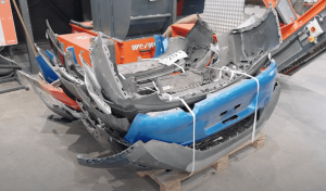 Stoßstangen vor der Zerkleinerung mit WEIMA Einwellen-Shredder