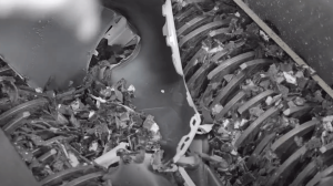 WEIMA ZM 40 Vierwellen-Shredder zerkleinert Stoßstangen