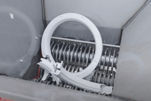 Blick in den Schneidraum eines ZM 40 4-Wellen-Zerkleinerers beim Schreddern