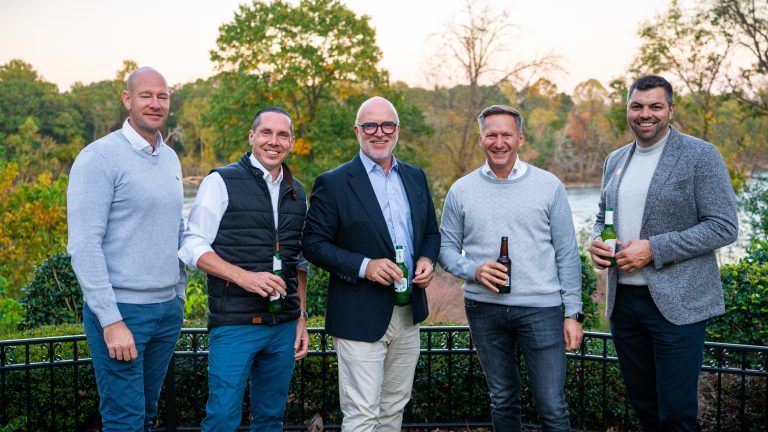 Eine Gruppe Männer steht in einer Reihe und posiert für ein Foto