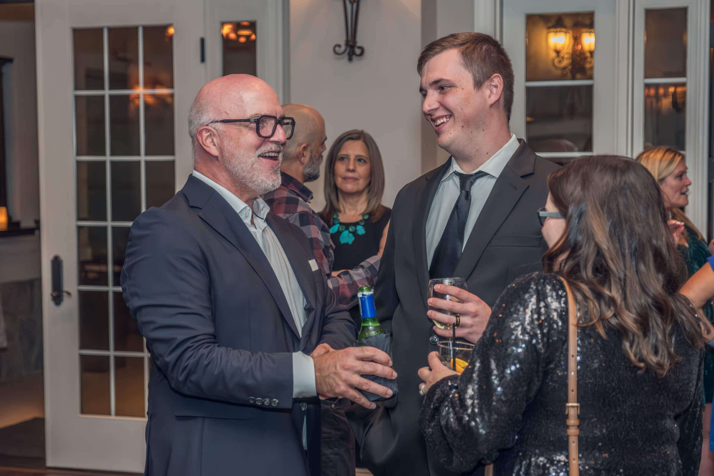 Verschiedene Personen unterhalten sich