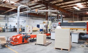 WEIM WLH 300 Horizontal-Zerkleinerer neben Plattensäge von Schelling