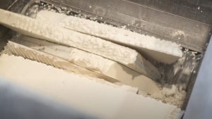 White PU boards in the cutting chamber of a shredder are shredded by the rotor.